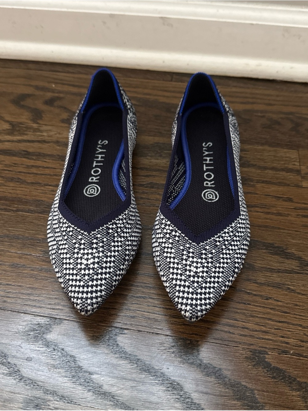 Rothy’s Navy Blue and White Pointed Toe Flats Houndstooth Knit 8